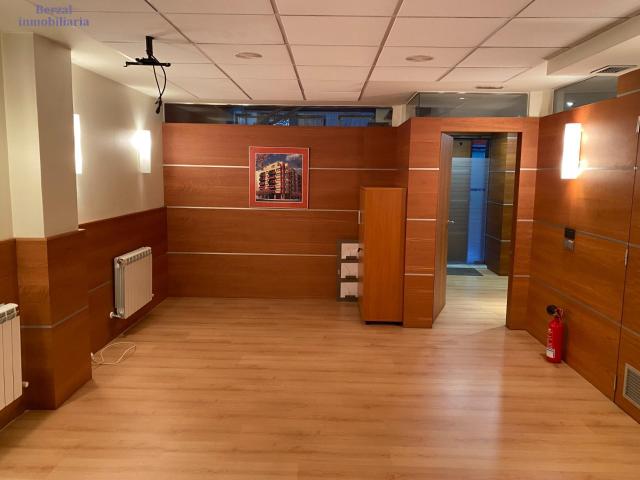 Se alquilan despachos dentro de un local comercial de 135 metros cuadrados en la ciudad de Logroño, Zona Vara de Rey