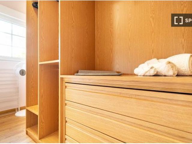 Se alquilan habitaciones en casa de 5 dormitorios en Sevilla La Nueva