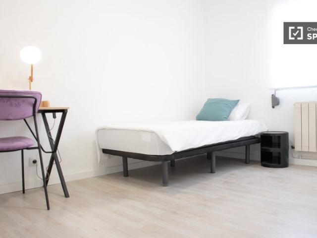 Se alquilan habitaciones en apartamento amueblado de 4 habitaciones