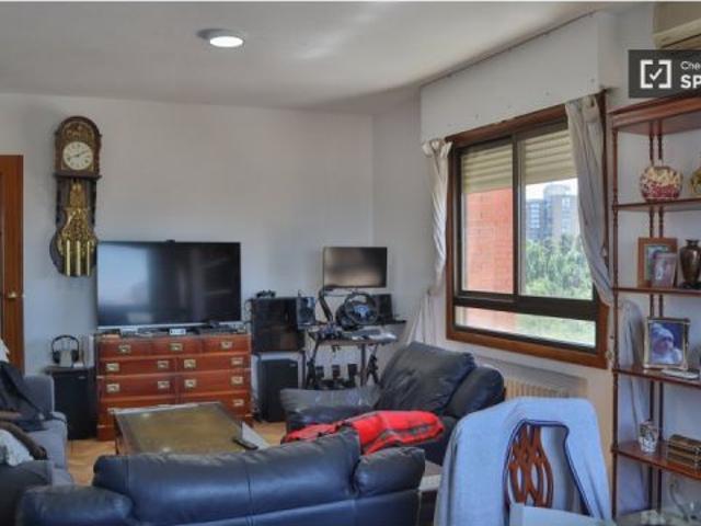 Se alquilan habitaciones en apartamento de 3 dormitorios en Chamartín