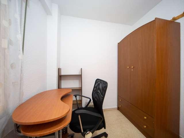 Se alquilan habitaciones en apartamento de 3 dormitorios en Granada