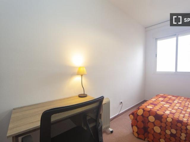 Se alquilan habitaciones en apartamento de 3 dormitorios en Granada