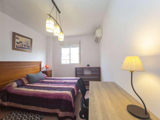 Se alquilan habitaciones en apartamento de 3 dormitorios en Granada