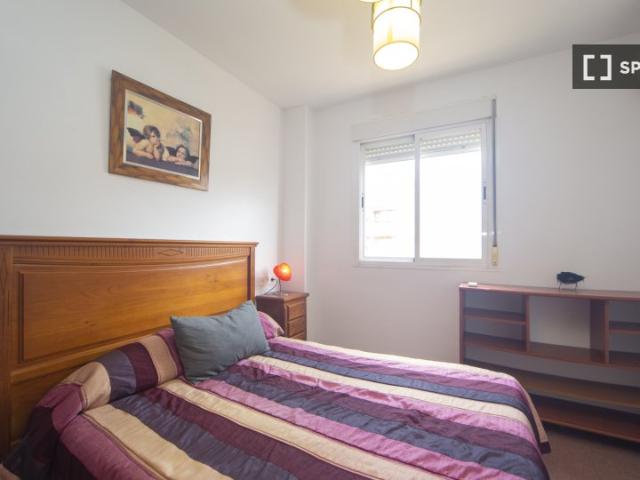 Se alquilan habitaciones en apartamento de 3 dormitorios en Granada