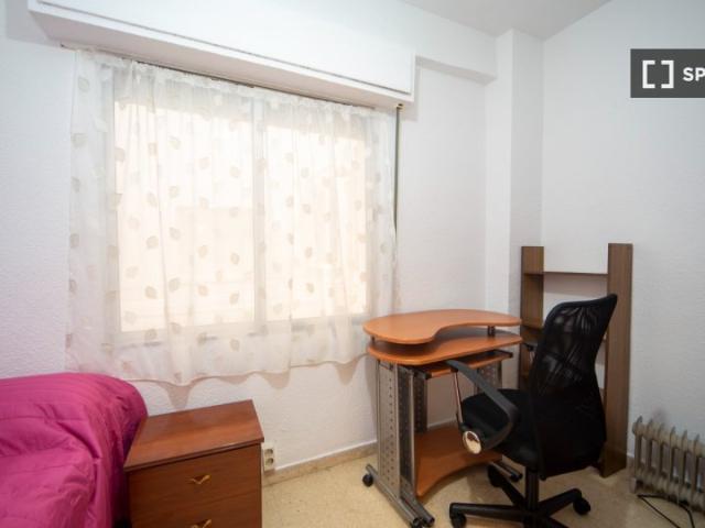 Se alquilan habitaciones en apartamento de 3 dormitorios en Granada