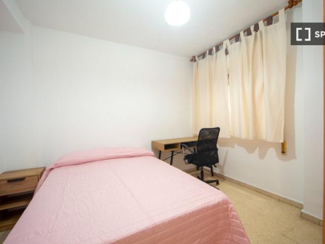 Se alquilan habitaciones en apartamento de 3 dormitorios en Granada