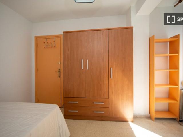 Se alquilan habitaciones en apartamento de 3 dormitorios en Granada