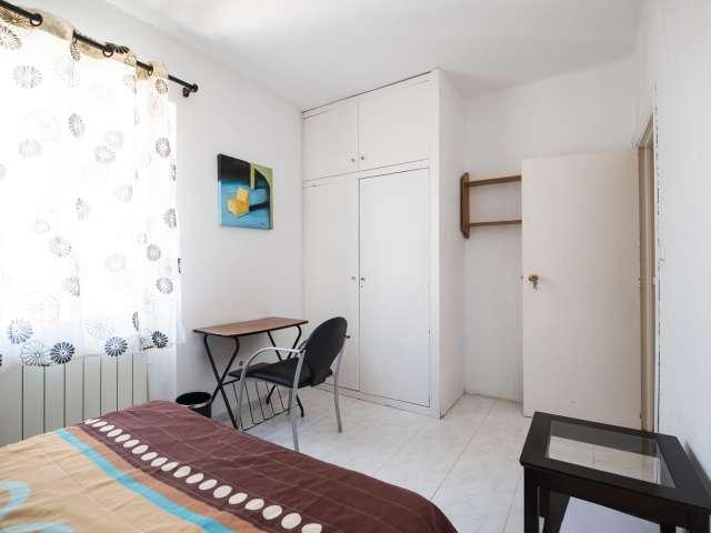 Se alquilan habitaciones en apartamento de 3 dormitorios en Lucero, Madrid