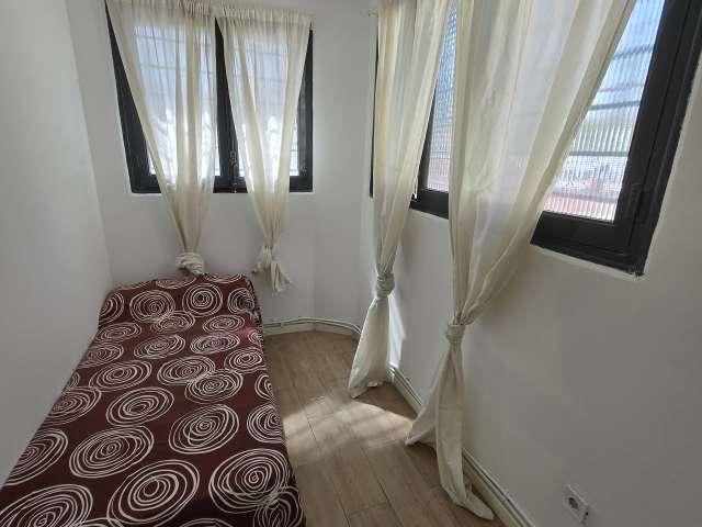 Se alquilan habitaciones en apartamento de 3 dormitorios en Madrid