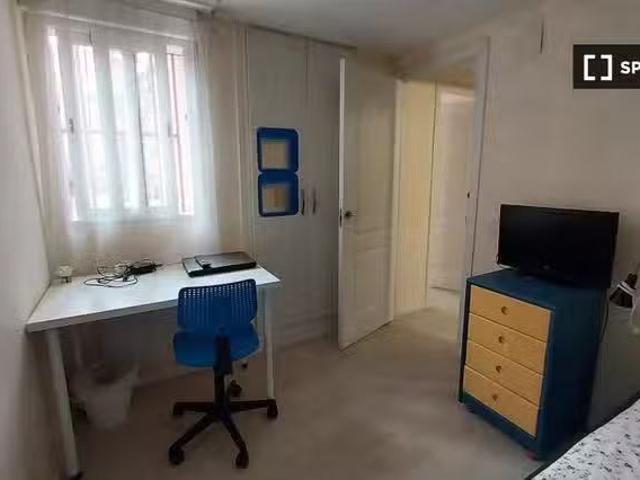 Se alquilan habitaciones en apartamento de 3 dormitorios en Sa.