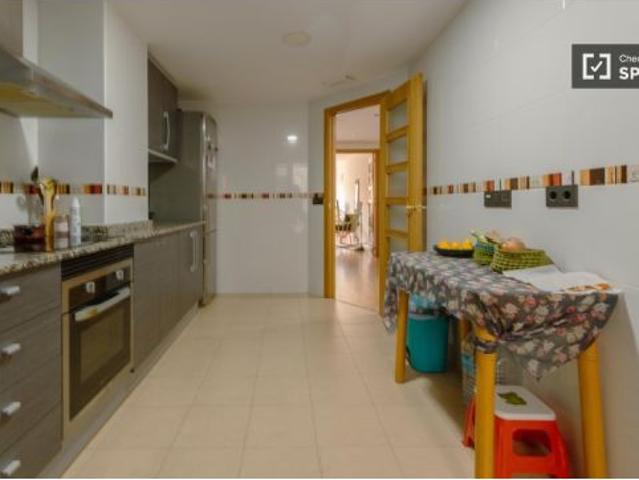 Se alquilan habitaciones en apartamento de 2 dormitorios en Benicalap