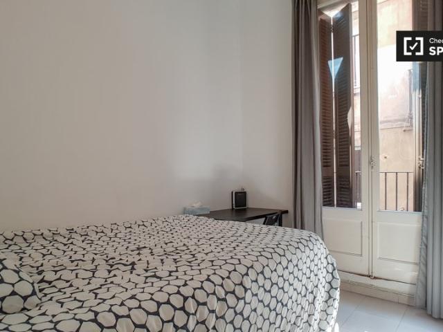 Se alquilan habitaciones en apartamento de 4 dormitorios, El Raval, Barcelona