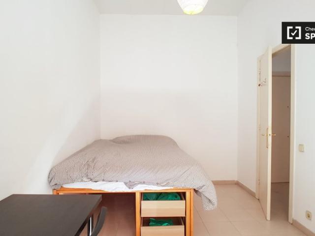 Se alquilan habitaciones en apartamento de 4 dormitorios, El Raval, Barcelona