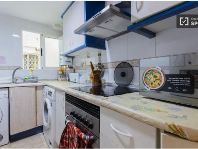 Se alquilan habitaciones en apartamento de 4 dormitorios en Jesús, Valencia