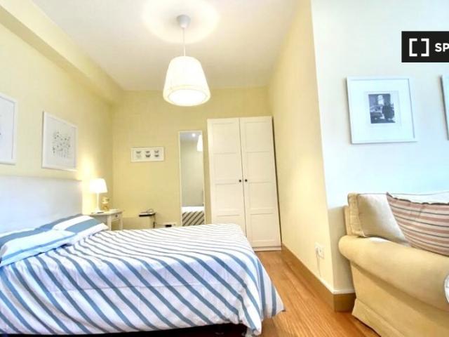 Se alquilan habitaciones en apartamento de 5 dormitorios en Bilbao
