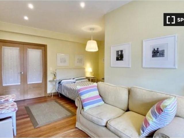 Se alquilan habitaciones en apartamento de 5 dormitorios en Bilbao