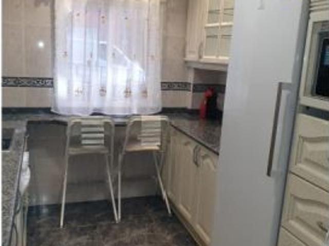 Se alquilan habitaciones en apartamento de 5 habitaciones en Villa De Vallecas