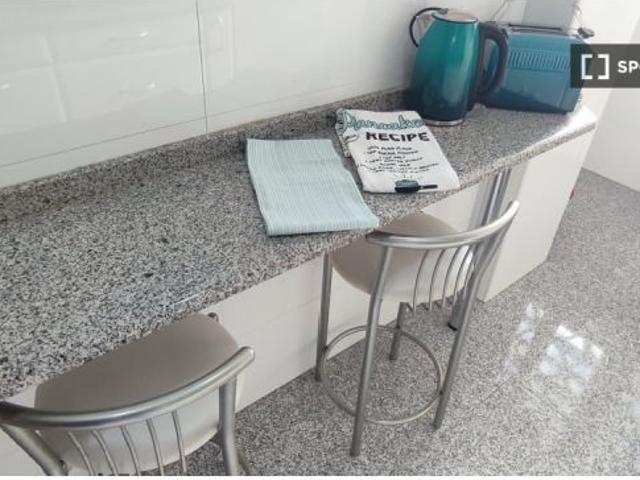 Se alquilan habitaciones en apartamento de 5 habitaciones en Villa De Vallecas