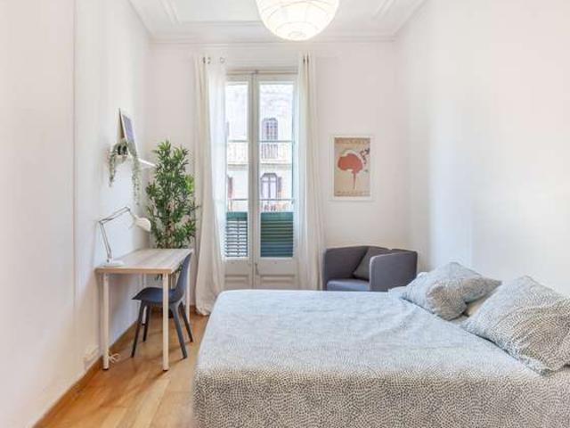 Se alquilan habitaciones en apartamento de 6 dormitorios en Barcelona