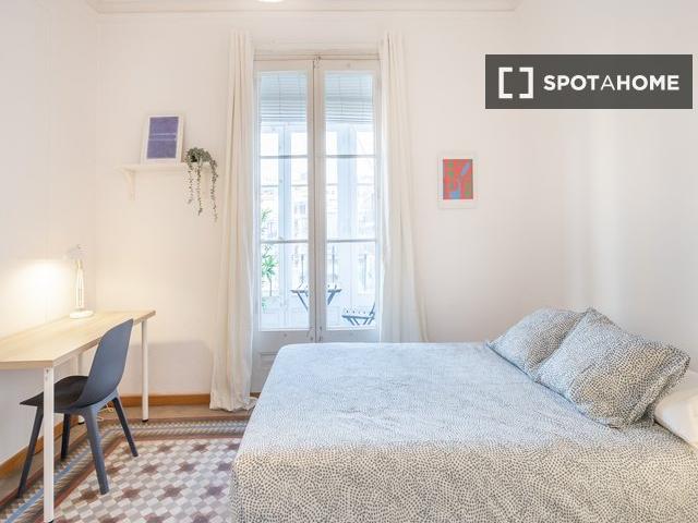 Se alquilan habitaciones en apartamento de 6 dormitorios en Barcelona