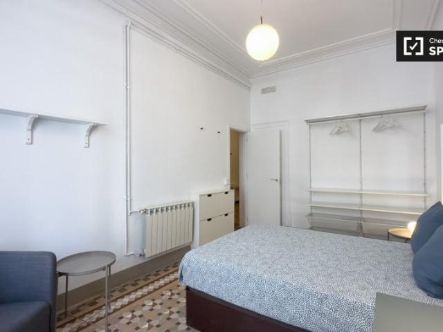 Se alquilan habitaciones en apartamento de 6 dormitorios en Barcelona
