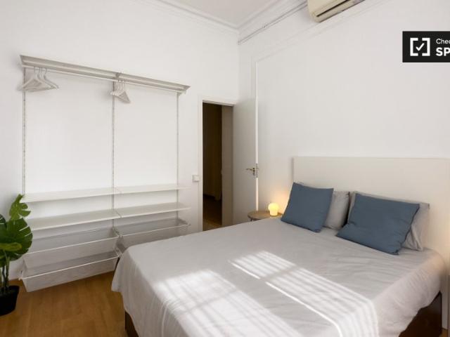 Se alquilan habitaciones en apartamento de 6 dormitorios en Barcelona