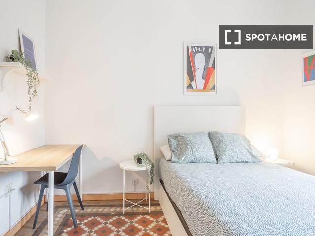 Se alquilan habitaciones en apartamento de 6 dormitorios en Barcelona