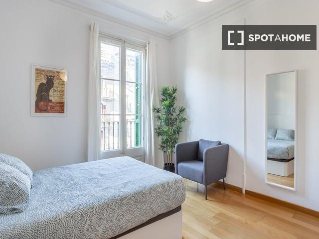 Se alquilan habitaciones en apartamento de 6 dormitorios en Barcelona