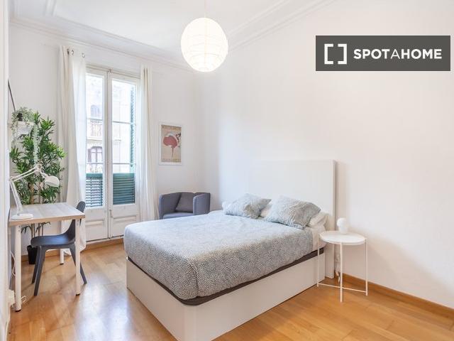 Se alquilan habitaciones en apartamento de 6 dormitorios en Barcelona