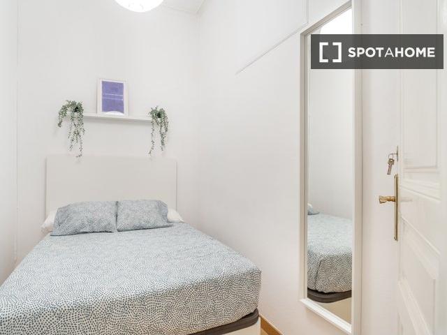 Se alquilan habitaciones en apartamento de 6 dormitorios en Barcelona