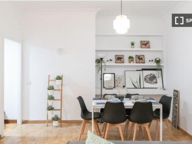 Se alquilan habitaciones en apartamento de 6 dormitorios en Madrid