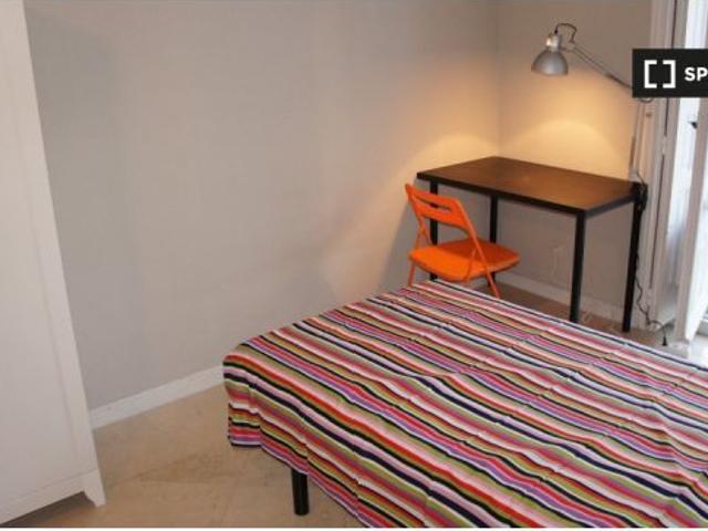 Se alquilan habitaciones en apartamento de 6 dormitorios en Madrid