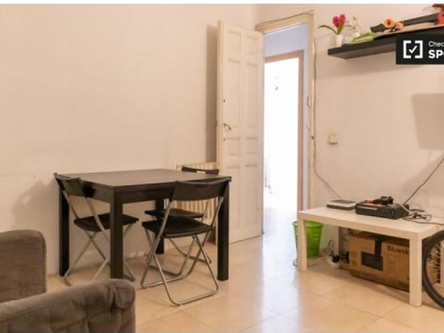 Se alquilan habitaciones en apartamento de 6 dormitorios en Madrid