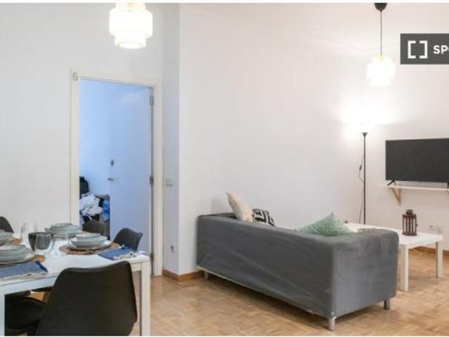 Se alquilan habitaciones en apartamento de 6 dormitorios en Madrid