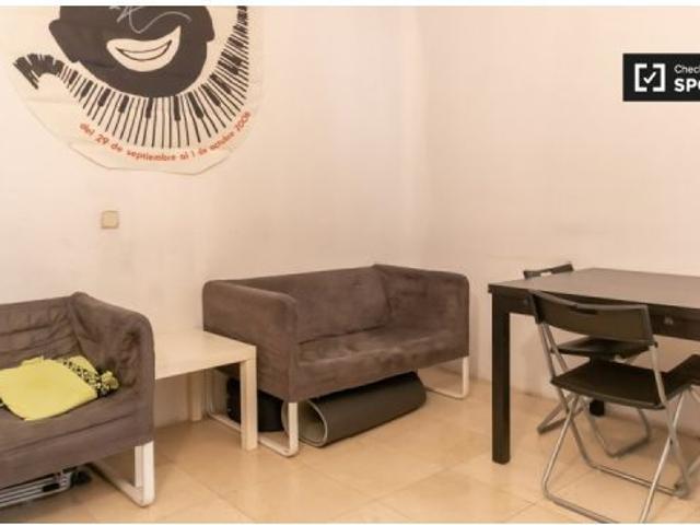 Se alquilan habitaciones en apartamento de 6 dormitorios en Madrid
