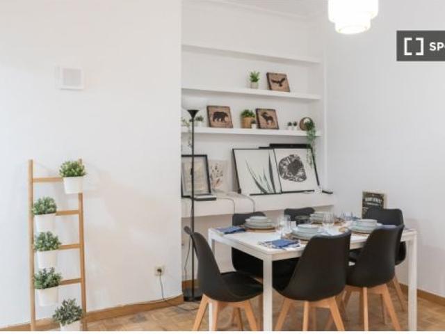 Se alquilan habitaciones en apartamento de 6 dormitorios en Madrid
