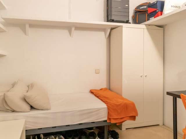 Se alquilan habitaciones en apartamento de 6 dormitorios en Madrid