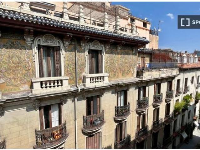 Se alquilan habitaciones en apartamento de 8 habitaciones en Palacio Real de Madrid