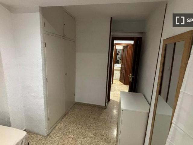Se alquilan habitaciones en piso compartido en Granada