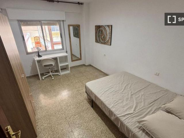 Se alquilan habitaciones en piso compartido en Granada