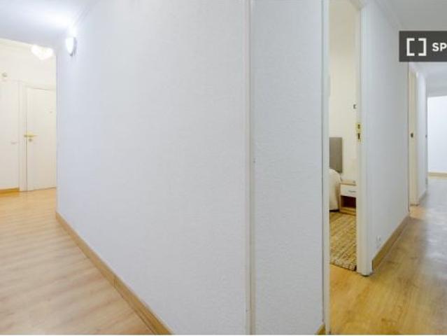 Se alquilan habitaciones en piso de 4 habitaciones en La Guindalera