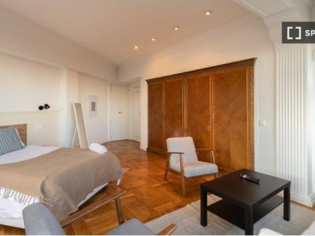 Se alquilan habitaciones en piso de 6 habitaciones en Chamartín