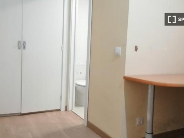 Se alquilan habitaciones en piso de 7 habitaciones en Valdezarza, Madrid