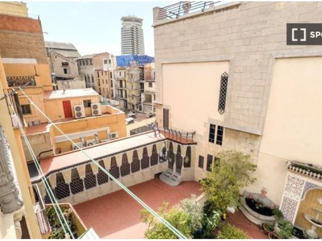 Se alquilan habitaciones en piso de 8 habitaciones en El Raval