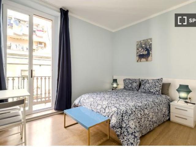 Se alquilan habitaciones en piso de 8 habitaciones en El Raval