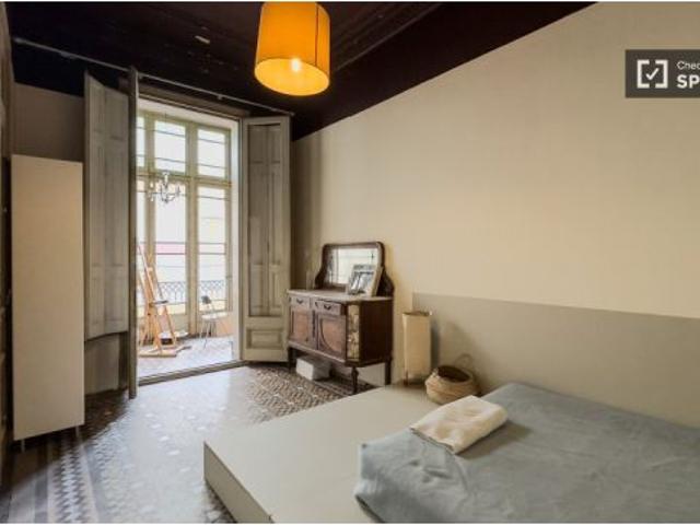 Se alquilan habitaciones en piso de 9 habitaciones en L' Eixample