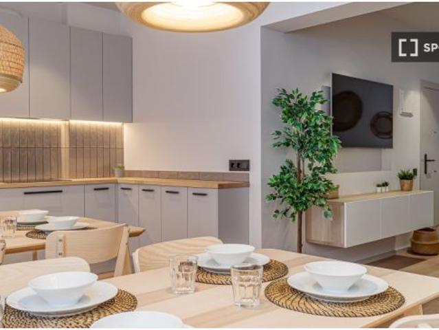 Se alquilan habitaciones en piso de 13 habitaciones en L' Hospitalet De Llobregat
