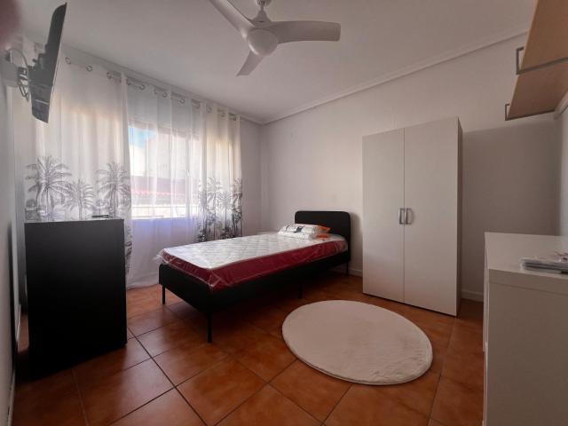 Se alquilan habitaciones en piso muy luminoso