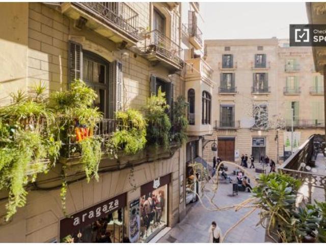 Se alquilan habitaciones en un apartamento de 3 dormitorios en Ciutat Vella