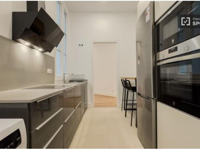 Se alquilan habitaciones en un apartamento de 3 dormitorios en L' Eixample